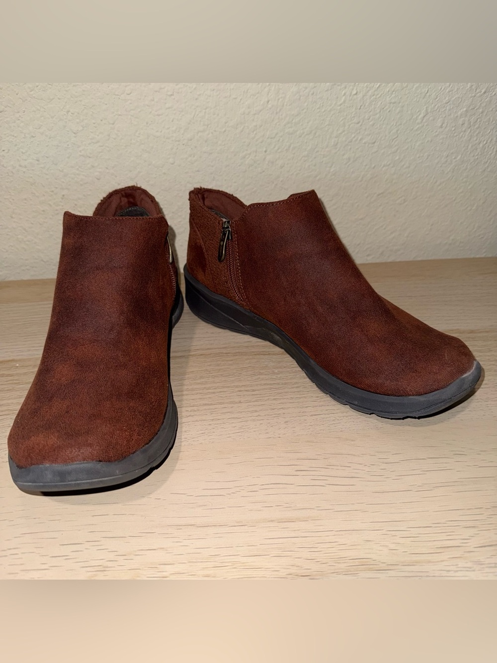 Bzees Get Going Women’s Size 10M Brown Stretch Comfort Ankle Booties Side Zip